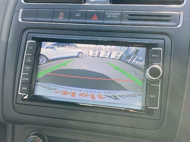 ギヤセレクターレバーをリバース（R）に入れると、バックカメラが作動します。車両後方の映像をディスプレイに映し出し、車両後退時の安全をサポートします。