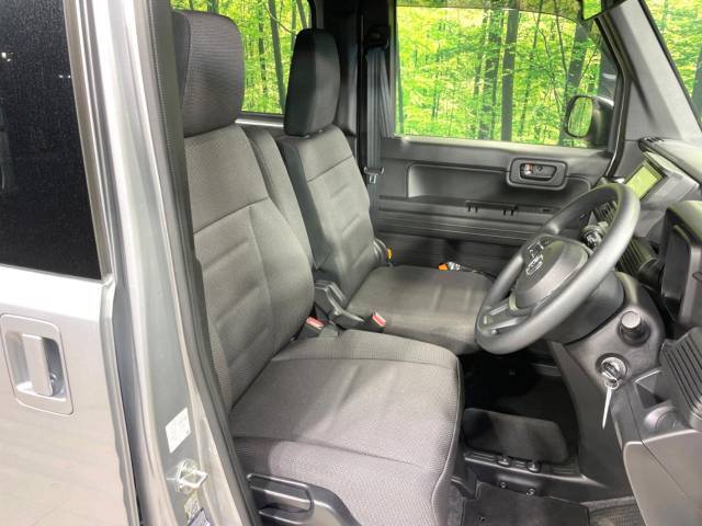 運転席まわりには十分なスペースがあり、大柄な方でもゆったり運転していただける環境です。