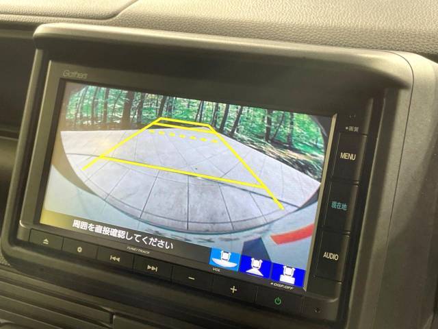 【バックカメラ】駐車時に後方がリアルタイム映像で確認できます。大型商業施設や立体駐車場での駐車時や、夜間のバック時に大活躍！運転スキルに関わらず、今や必須となった装備のひとつです！
