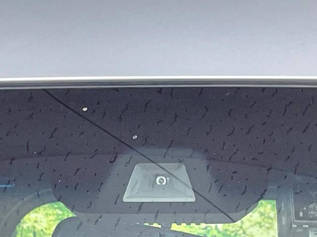 【ホンダセンシング】走行中に前方の車両等を認識し、衝突しそうな時は警報とブレーキで衝突回避と被害軽減をアシスト。より安全にドライブをお楽しみいただけます。