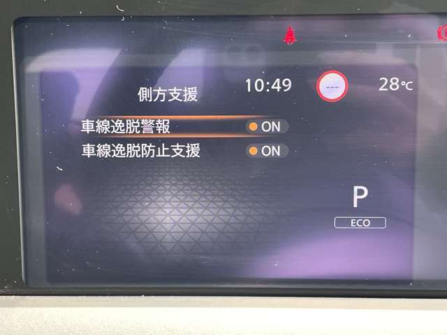 ◆【車線逸脱警報（LDW）】クルマが車線から逸脱しそうになると、はみ出さないように警報音と表示によってドライバーに注意を促します。機能には限界があるためご注意ください。