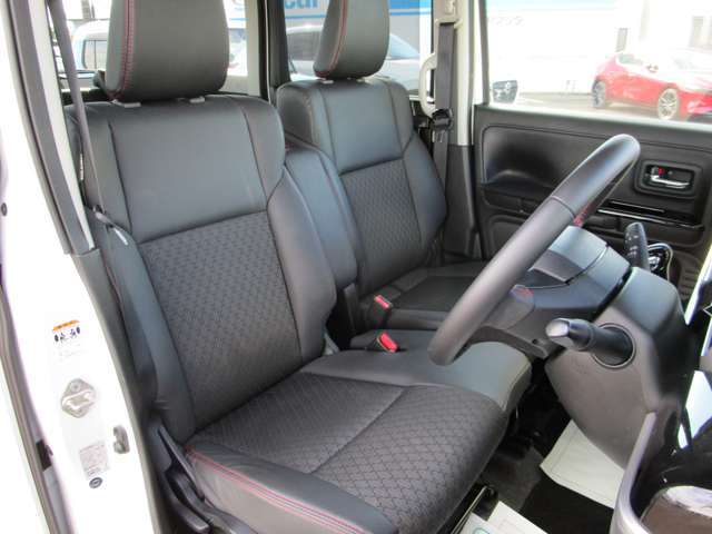 ハーフレザーのベンチシートです！運転席⇔助手席の移動ができるので、狭い駐車場に止めても楽々乗り降りができます♪