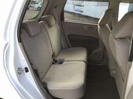 セカンドシートは大人二人が乗っても十分なスペースが確保されております。