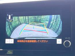 【バックカメラ】駐車時に後方がリアルタイム映像で確認できます。大型商業施設や立体駐車場での駐車時や、夜間のバック時に大活躍！運転スキルに関わらず、今や必須となった装備のひとつです！