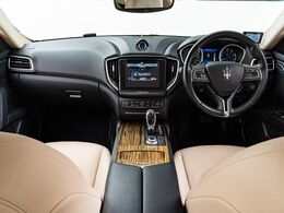 インテリアは12方向電動調整式フロントシート、エバーノウッドインテリアトリム、シートヒーターが装備され、スポーティーな走りの楽しみと快適性を両立。