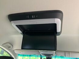 【フリップダウンモニター】大画面モニターで後席でもエンタメをお楽しみいただけます。小さなお子様にも大人気の装備です♪