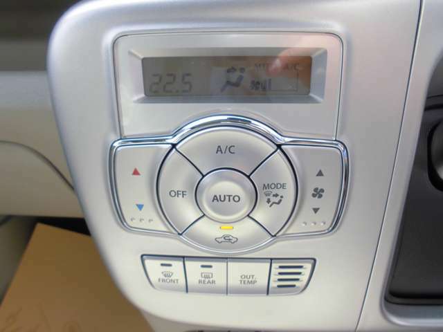 オートエアコンなので車内の温度を自動で一定に調節してくれます