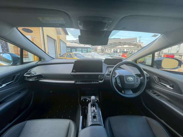 センターディスプレイの画面サイズは12.3インチ。充電用USB端子（Type-C）がセンターコンソール前部に1口、コンソールボックス内に2口備わっています。