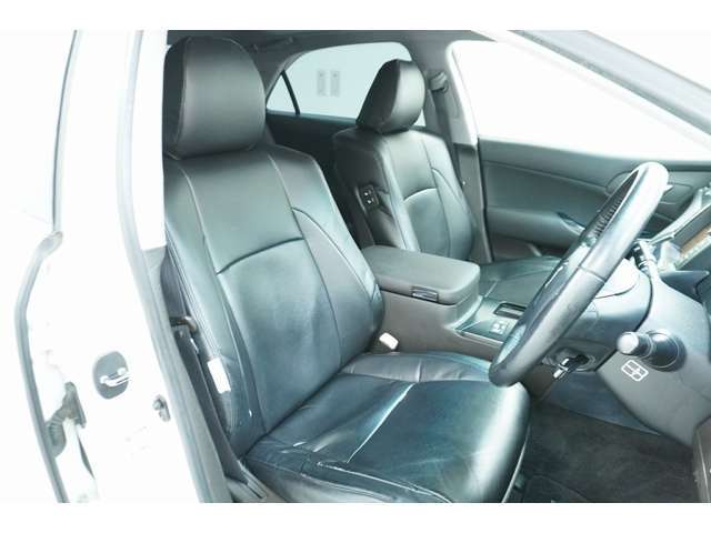 全車両、車検整備を施してからのご納車とさせていただきます。エンジンオイルやブレーキオイルはもちろん、必要に応じブレーキパットやブレーキロータ等の交換もしております。