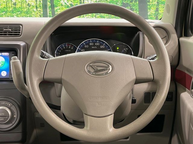 インテリアに合わせたデザインのステアリングは、運転される方のことも考え、運転しやすい形状、大きさです。是非一度、実際に触ってお確かめください。