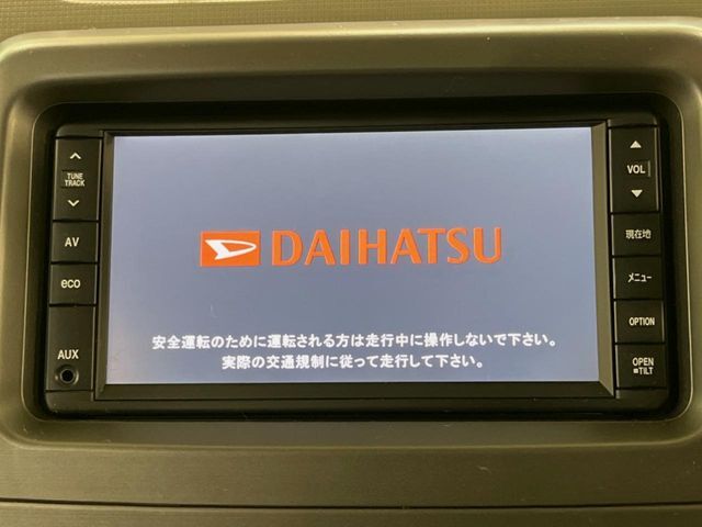 【純正ナビ】人気の純正ナビを装備しております。ナビの使いやすさはもちろん、オーディオ機能も充実！キャンプや旅行はもちろん、通勤や買い物など普段のドライブも楽しくなるはず♪