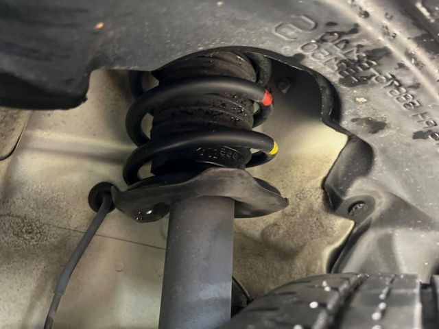 お車を安心してお乗りいただく為には、足回りの定期点検が欠かせません。サービスサポート（有償保証）では無料点検もご提供しており、安心のカーライフをお過ごしいただけるサポート体制が整っています。