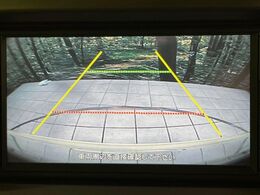 【バックカメラ】駐車時に後方がリアルタイム映像で確認できます。大型商業施設や立体駐車場での駐車時や、夜間のバック時に大活躍！運転スキルに関わらず、今や必須となった装備のひとつです！