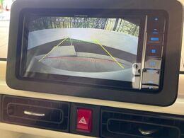 【バックカメラ】駐車時に後方がリアルタイム映像で確認できます。大型商業施設や立体駐車場での駐車時や、夜間のバック時に大活躍！運転スキルに関わらず、今や必須となった装備のひとつです！
