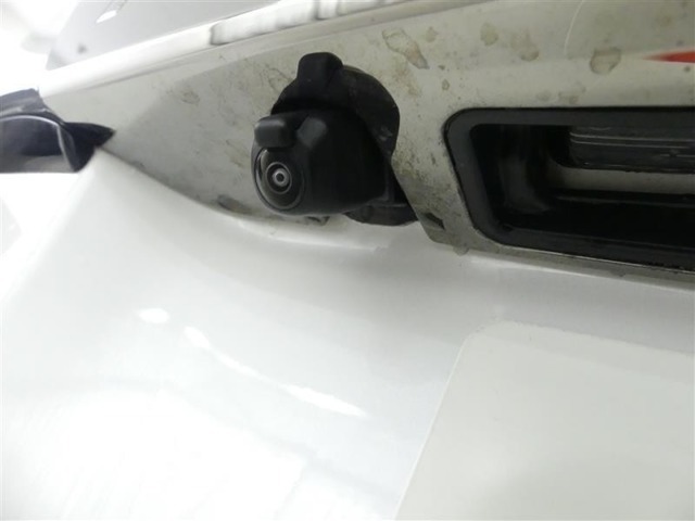 すっきりと取り付けられたバックカメラ。