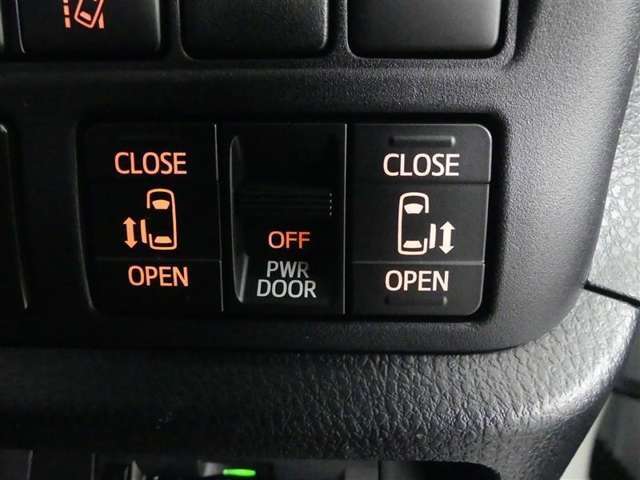 ワンタッチでパワースライドドアを開閉できますよ。