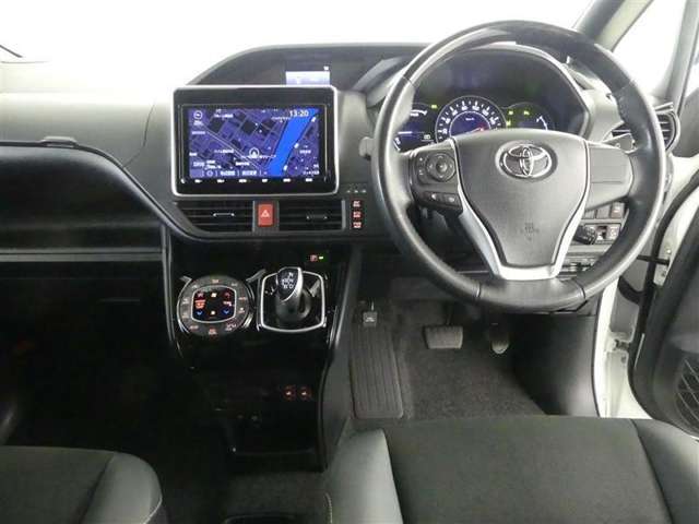 スタイリッシュなデザインのインパネ。各操作スイッチは使いやすい位置に配置されてます。