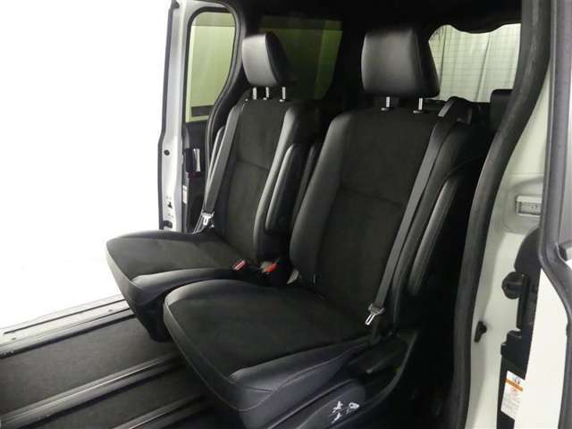 ロングドライブも快適なセカンドシート。