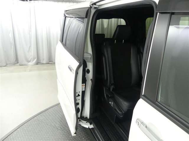 狭いスペースでも乗り降り楽々！！