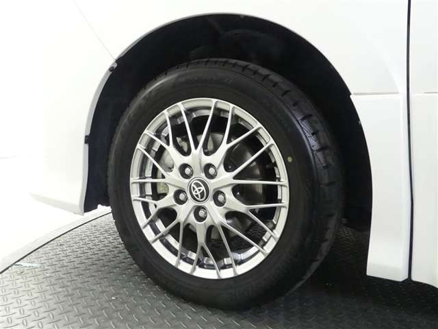 スポーティな印象を与える純正ホイールです。どこまでも走っていきたくなるようなデザインですね♪