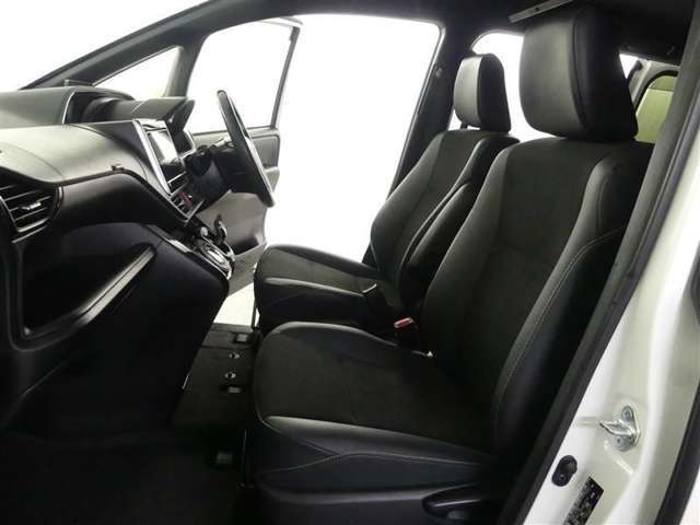 高いホールド性で運転姿勢が安定します。長距離ドライブでも疲れにくいのが魅力です。快適なドライビングライフをお送りください♪