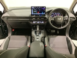 車内は光触媒抗菌消臭施工済です。スタイリッシュなデザインでスポーティなインパネ周りを演出します。グローブボックスやカップホルダーのほかにトレーなどたくさんの収納スペースが付いています。