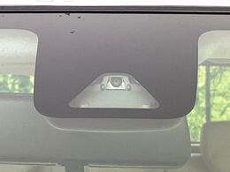 【トヨタセーフティセンス】走行中に前方の車両等を認識し、衝突しそうな時は警報とブレーキで衝突回避と被害軽減をアシスト。より安全にドライブをお楽しみいただけます。