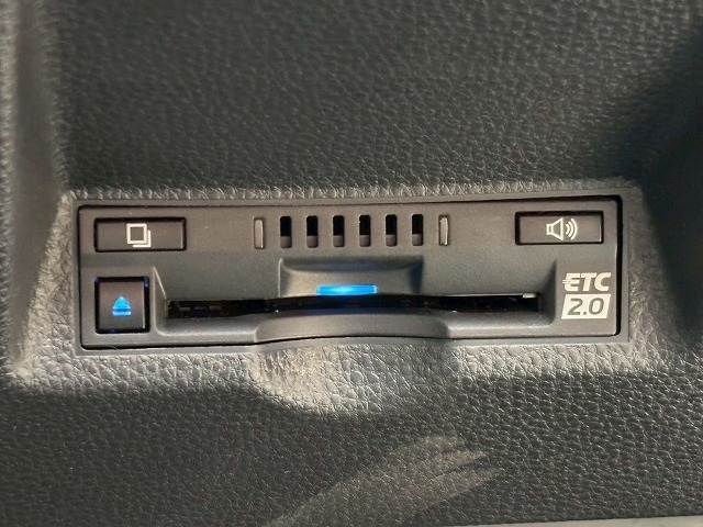 【ビルトインETC】で高速道路もスムーズに乗り降り可能で、ご納車直後からの遠距離ドライブも可能です。