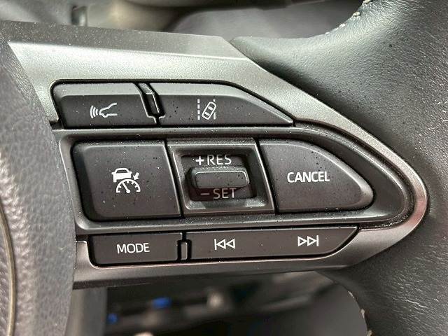 【アダプティブクルーズコントロール】高速走行時に前方のお車を追従してくれるので、長距離ドライブの疲労は大きく軽減されます。
