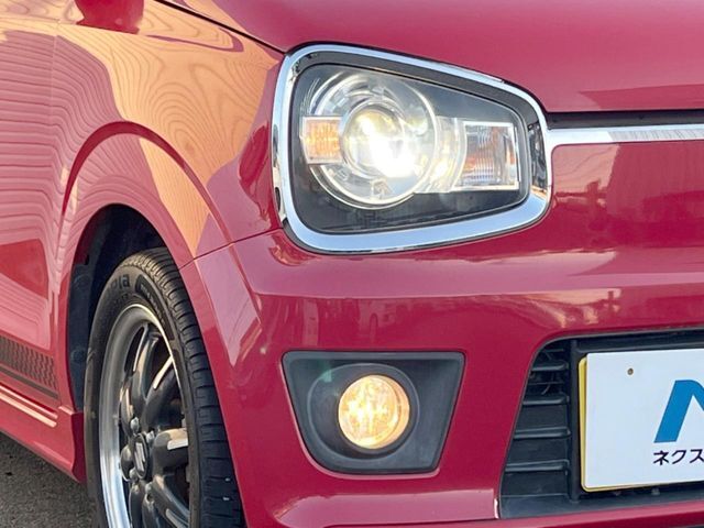 【HIDヘッドライト】非常に明るく前方を照らしてくれるので、悪天候や夜間の走行時も視界良好で安心してお乗りいただけます。