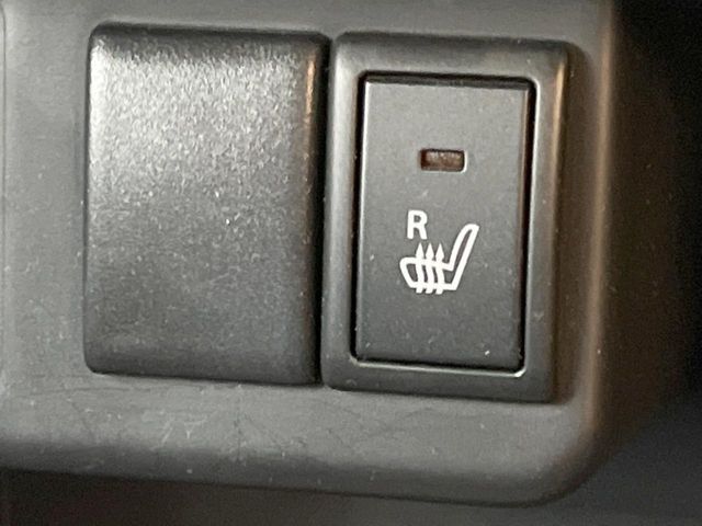 【シートヒーター】寒い日に重宝するシートヒーター！エアコンより早く温まってくれるので寒がりの人も安心ですね♪エアコンの温風は乾燥するから苦手、という方にもをおすすめです。