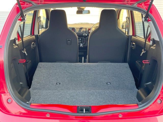 後席を格納すると、これだけの広さが！シーンに合わせたシートアレンジで、大きな荷物も積むことが出来ます♪