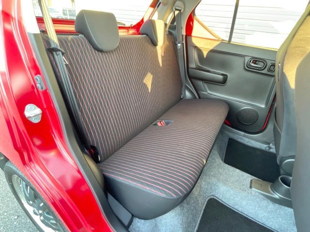 後部座席も気になるようなキズ・汚れやへたり等、大きなダメージはなく、良好な状態です。