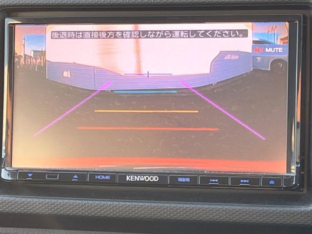 【バックカメラ】駐車時に後方がリアルタイム映像で確認できます。大型商業施設や立体駐車場での駐車時や、夜間のバック時に大活躍！運転スキルに関わらず、今や必須となった装備のひとつです！