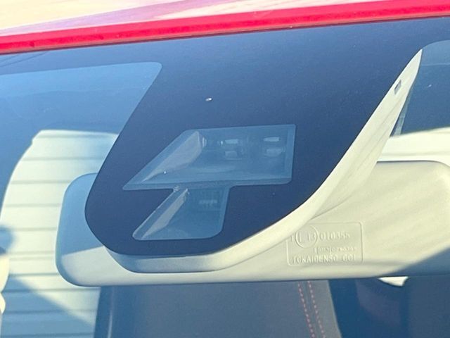 【スズキ　セーフティサポート】走行中に前方の車両等を認識し、衝突しそうな時は警報とブレーキで衝突回避と被害軽減をアシスト。より安全にドライブをお楽しみいただけます。