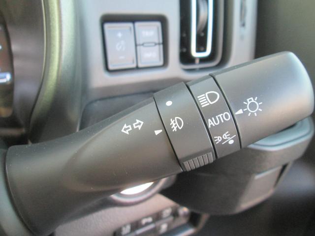 ライトのスイッチをAUTOに設定すると、周囲の暗さに応じてスモールランプ、ヘッドランプのON/OFFを自動で調整します