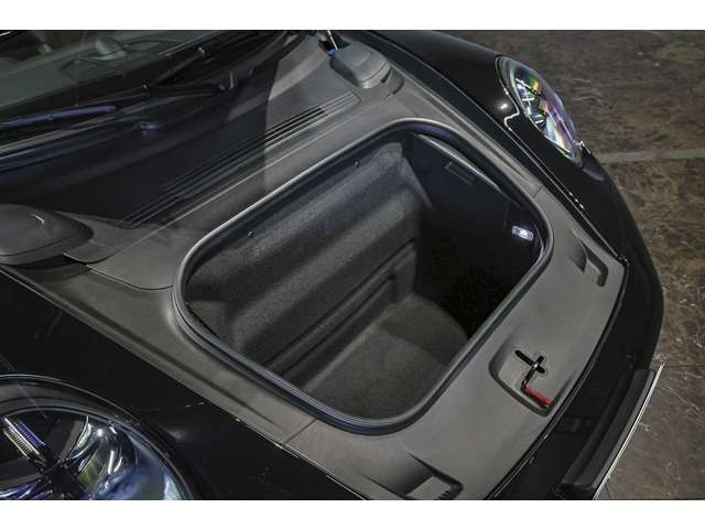 フロントのラゲッジ コンパートメントの容積は135L、室内のフロントシート後ろには163Lの容量の荷室を備えます。旅の荷物をのせて、フラット6×RR×MT×オープンエアで小旅行へ出かけませんか？