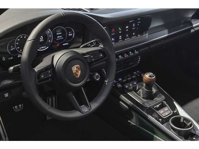 何よりも、最新の911をマニュアルトランスミッションで乗れるというのがカレラTの一番の魅力でしょう。操作類の配置やポジションに違和感が生まれない左ハンドルというのもカーマニアの心をくすぐります。