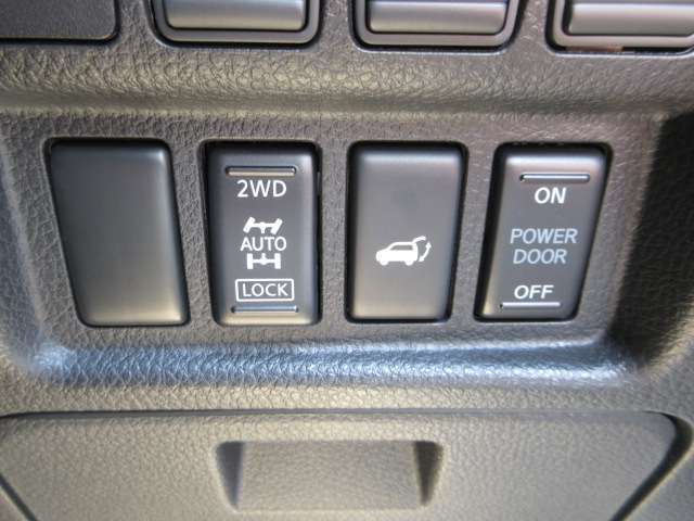 【4WDシステムALL MODE 4×4】アクセルを踏むと同時に、各種センサーの情報から4WDコンピュータが走行状態を判断。前輪が滑り出す瞬間に、瞬時に先回りして後輪へトルクを伝える電子制御4WDシステム。