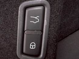 【電動リアゲート】ボタンひとつで大きなゲートも簡単に開閉可能です。背の高いSUV、ミニバンにあると嬉しいですね。