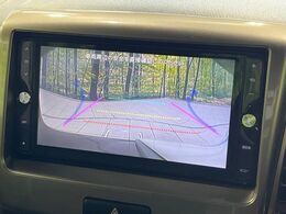 【バックカメラ】駐車時に後方がリアルタイム映像で確認できます。大型商業施設や立体駐車場での駐車時や、夜間のバック時に大活躍！運転スキルに関わらず、今や必須となった装備のひとつです！