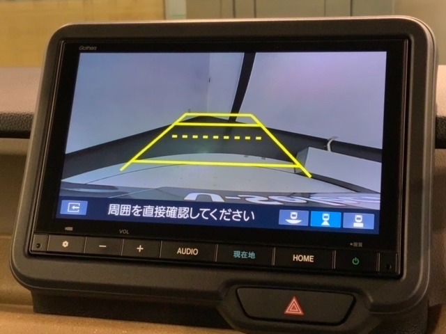 リバースギアに入れるだけで後方の表示へ切り替わります。夜間や雨の日の駐車も楽になりますよ。
