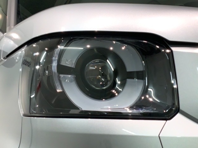 LEDヘッドライトは、点灯の瞬間から最大光量を発揮し、突然暗くなるトンネルなどでの安定感を高めます。
