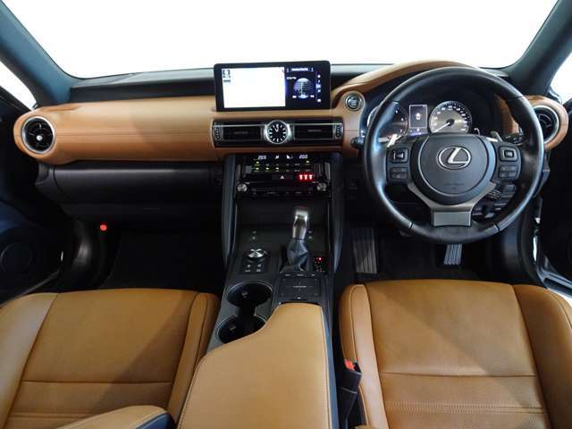 ナビの目的地設定や駐車場案内など、専任コミュニケーターが24時間365日サポートします。（ナビゲーションの目的地設定＊道路交通情報の案内＊駐車場の案内＊天気予報・ニュースの配信＊施設情報＊電話番号の案内