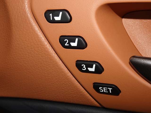運転席ドアノブ付近にシートメモリー機能スイッチが装備されております。3つのポジションで記憶させる事が可能となっております。