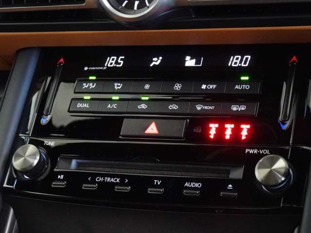 ドライブモードセレクトスイッチはドライバーがより運転に集中できるようにメーターフード横に配置。すぐれた操作性を実現してます。