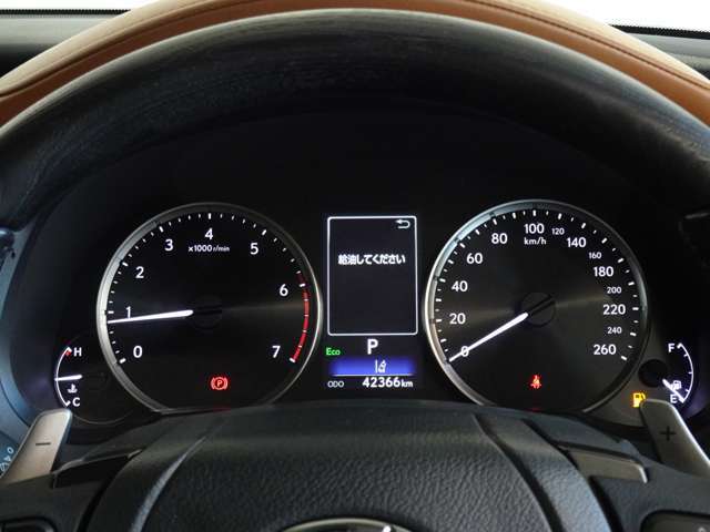 デジタルの要素とアナログの風合いを融合したメーター。