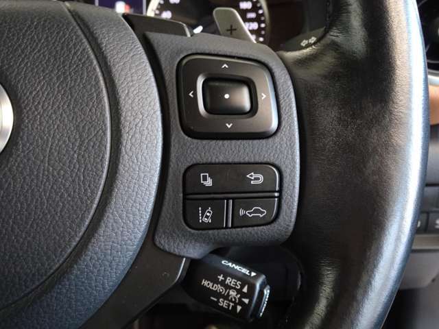 走行中も、ステアリングに付いているボタン一つで電話の対応が可能です。