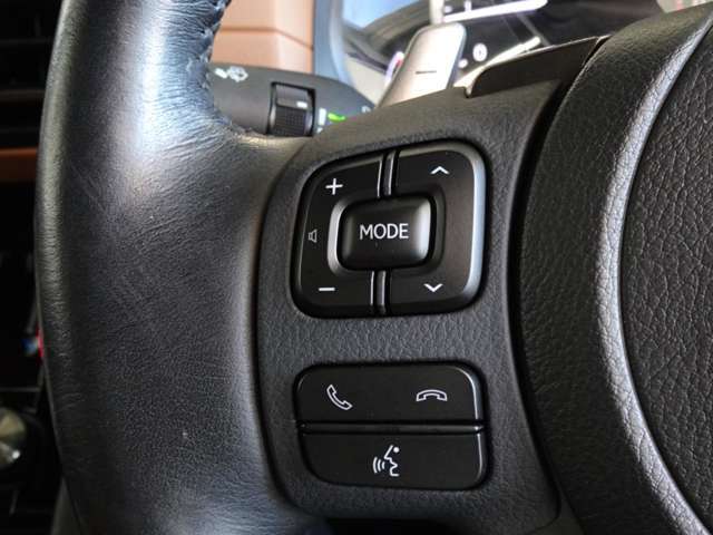走行中も、ステアリングに付いているボタン一つで電話の対応が可能です。