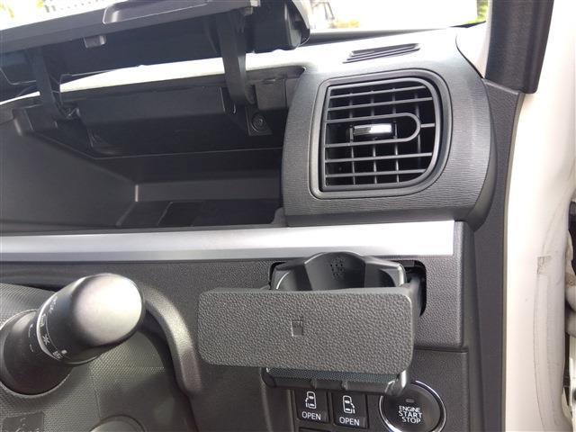 運転席前には便利な収納ボックスとドリンクホルダー付き